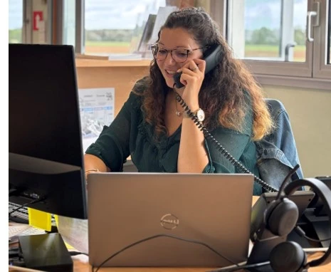 collaboratrice assurant le conseil et la gestion des demandes de gnr depuis son poste de travail