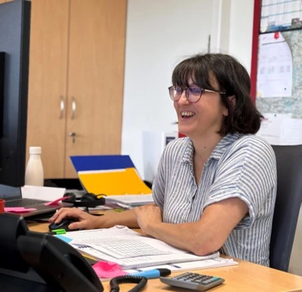 collaboratrice gerant les commandes de carburant et le suivi client depuis un poste de travail