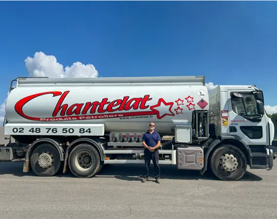 operateur debout devant un camion citerne Chantelat utilisé pour la distribution de carburant