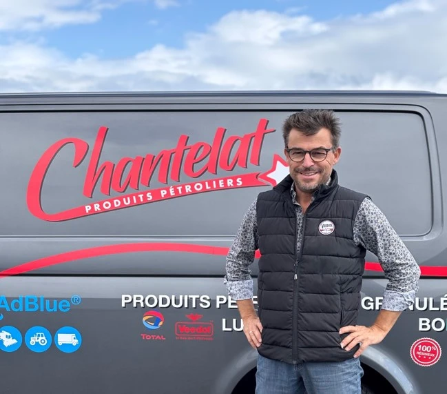 technicien debout devant un vehicule de service destine aux interventions petroliers