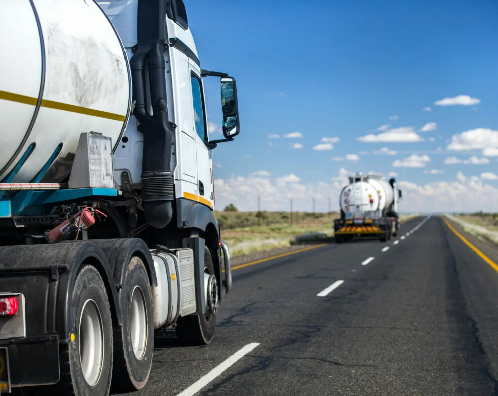 camions citernes circulant sur une route pour le transport et la distribution de carburant
