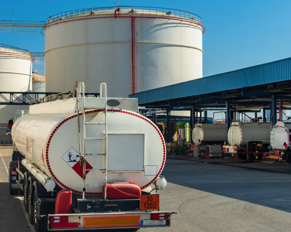 camion citerne stationne dans une zone de stockage equipee de grands reservoirs petroliers