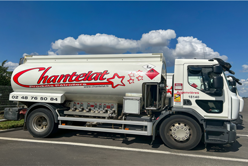 Camion‑citerne spécialisé dans la distribution de produits pétroliers stationné sur aire sécurisée.