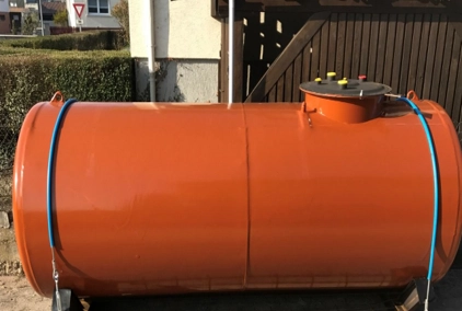 cuve métallique cylindrique installée en extérieur pour stockage de fioul ou carburant