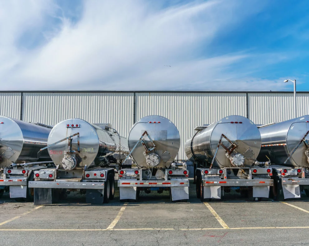 rangee de camions citernes stationnes devant un entrepot pour le transport de carburant