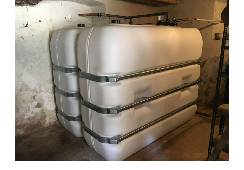 cuves modulaires de stockage fioul installees en interieur avec raccordements superieurs.